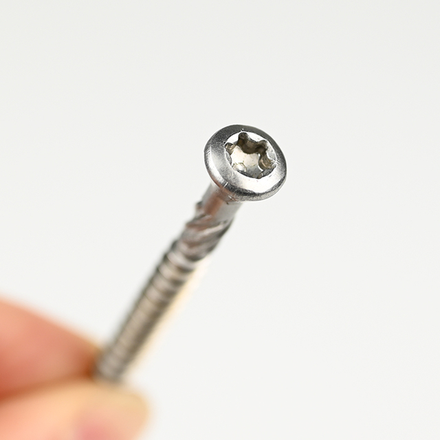 SUS304 Torx de cabeza ovalada con tornillo para aglomerado de 4 nervaduras T-17 5.0-2.2*50